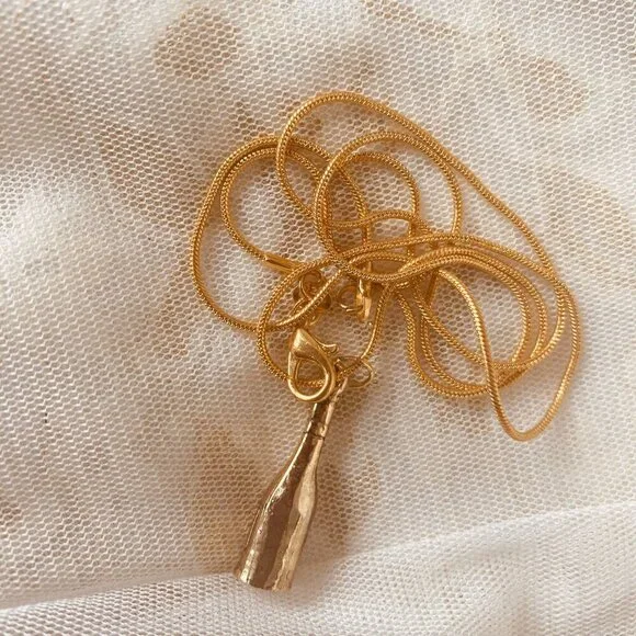 Cute Vintage Goldtoned Miniature Bottle Charm Pendant Fashion Necklace - Picture 3 of 3